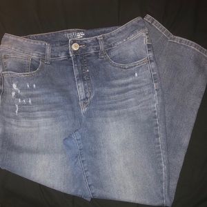 Distressed skinny jeans